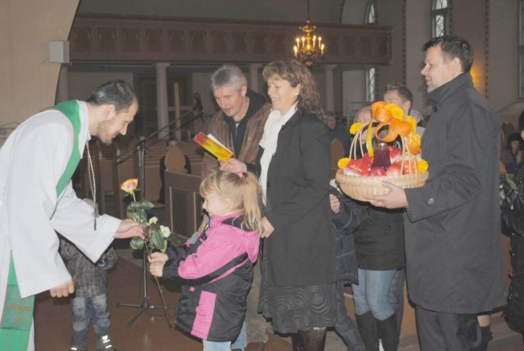 Mācītāju Zigmāru Ziemani svinīgajā brīdī Smiltenes luterāņu draudzes vārdā  sveica draudzes priekšnieks Jānis Lauris (no labās) un Gulbju ģimene.  
Autors: Sandra Pētersone