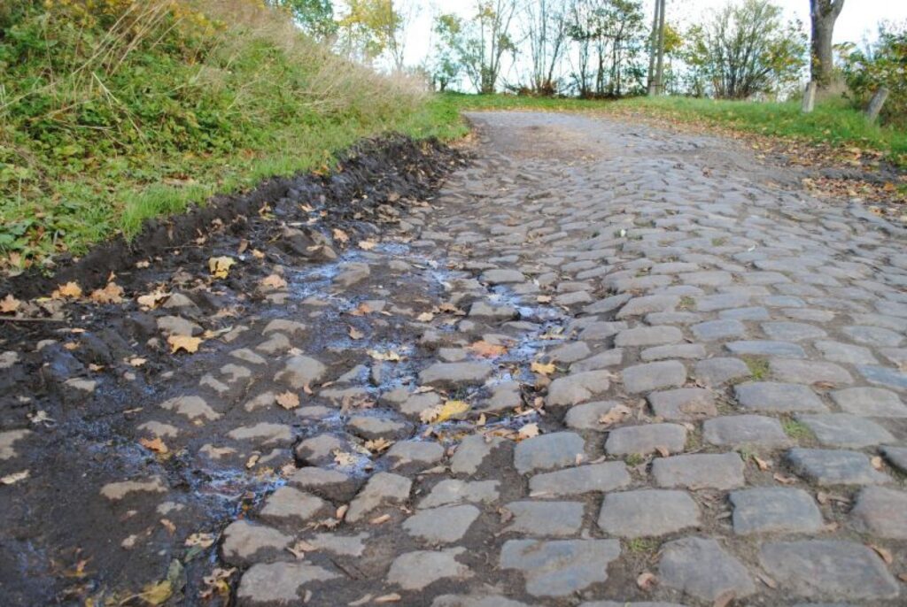 Kalnamuižas bruģi šobrīd izmantot vajadzētu tikai gājējiem un velosipēdistiem, jo šis vēsturiskais ceļa posms ir sliktā stāvoklī.
Autors: Sandra Pētersone