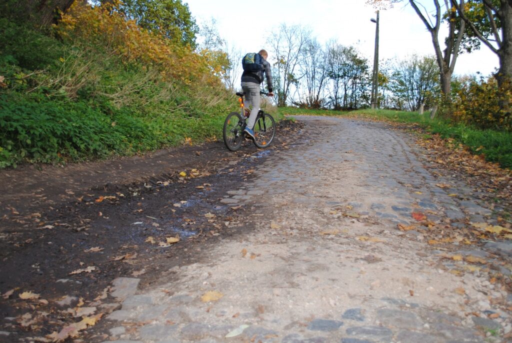 Kalnamuižas bruģi šobrīd izmantot vajadzētu tikai gājējiem un velosipēdistiem, jo šis vēsturiskais ceļa posms ir sliktā stāvoklī.
Autors: Sandra Pētersone