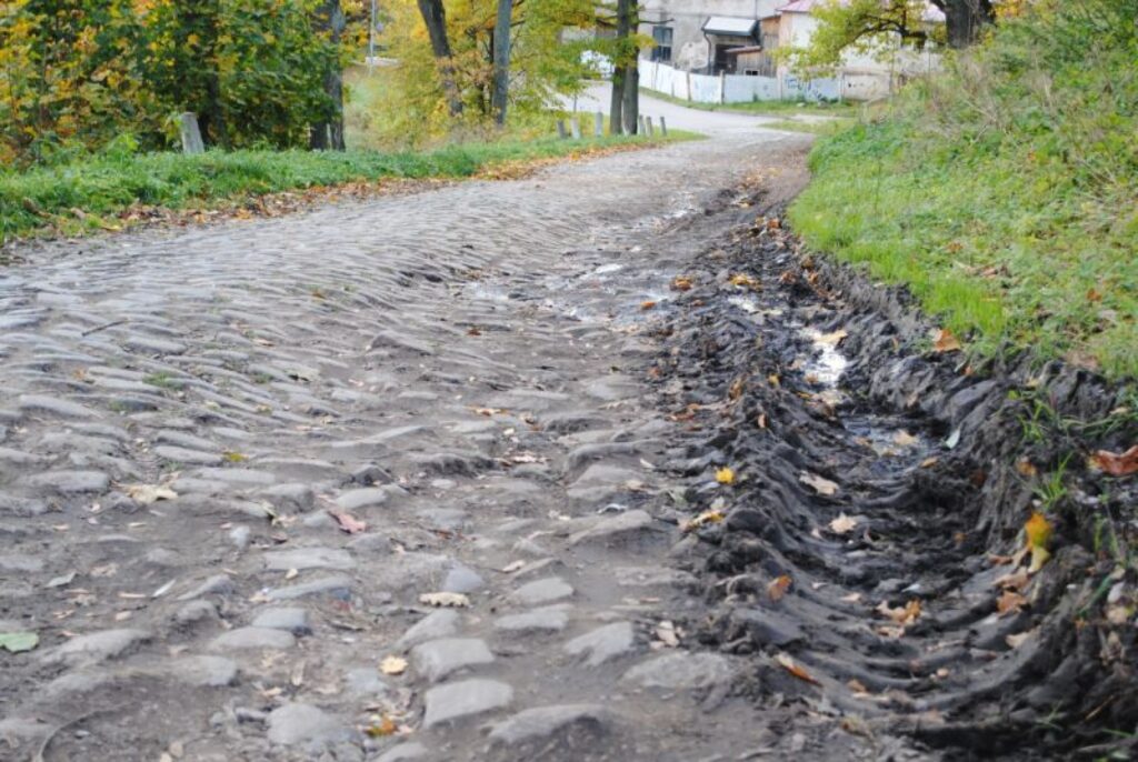 Kalnamuižas bruģi šobrīd izmantot vajadzētu tikai gājējiem un velosipēdistiem, jo šis vēsturiskais ceļa posms ir sliktā stāvoklī.
Autors: Sandra Pētersone