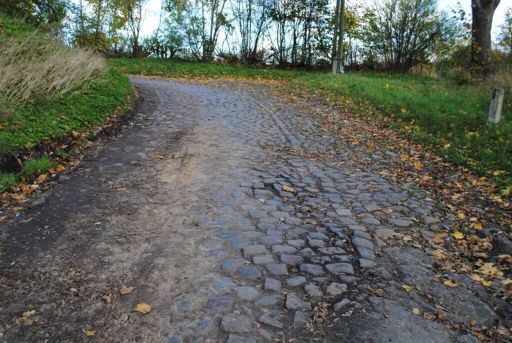 Kalnamuižas bruģi šobrīd izmantot vajadzētu tikai gājējiem un velosipēdistiem, jo šis vēsturiskais ceļa posms ir sliktā stāvoklī.
Autors: Sandra Pētersone