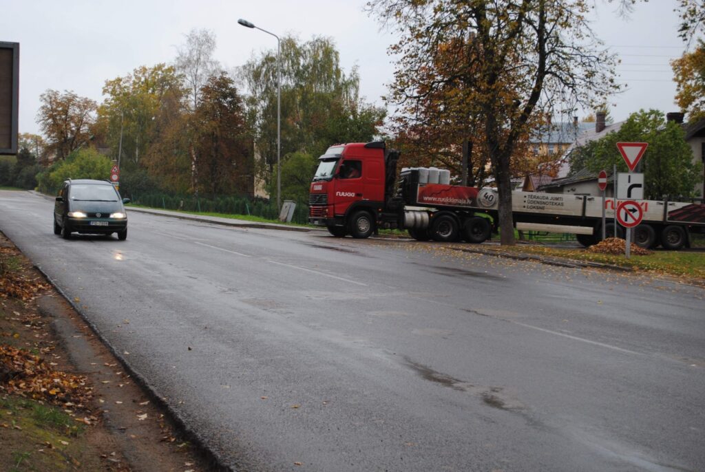 Kopš Smiltenē  vietām izmainīta satiksmes organizācija, kas saistīta ar ielu rekonstrukcijas darbiem, autovadītājiem uzlikts pārbaudījums. Ir tādi, kuri vēl joprojām brauc pa vecam, neievērojot  nesen uzstādītās ceļa zīmes. Vēršam uzmanību, ka tagad galvenās nozīmes ceļš ir Kalēju iela, nevis Gaujas, kā tas bija agrāk. 
Autors: Santa Sinka