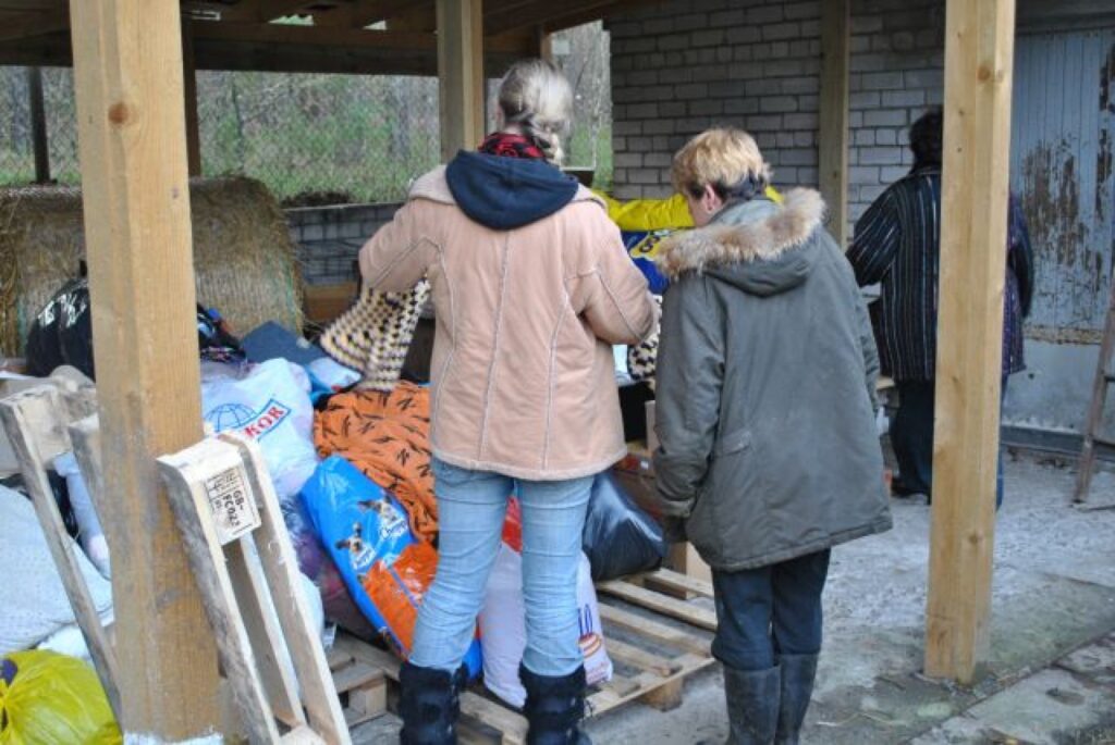 Tas kaķu mājai! Meitenes dala mantību. Visi priecīgi, ka ir daudz "kvadrātveidīgo" drēbju, jo tās vieglāk pielāgot. To, ka segas un viss pārējais lieti noderēs, nav šaubu. Vienu guļasvietu citam dzīvniekam nedrīkst dot. Lai neizplatītos infekcijas, to sadedzina.
Autors: Sarmīte Ozola