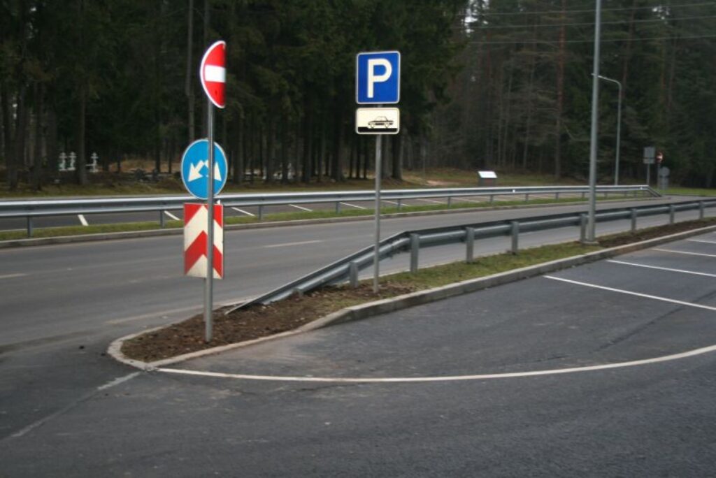 Tikai pie viena stāvlaukuma vien ir izliktas astoņas ceļa zīmes – katrā pusē četras. Pēc O. Pedraudža domām, pietiktu ar vienu norādi, ka te ir autopietura. Šajā vietā satiksme nav tik intensīva, lai ar zīmēm noteiktu izbraukšanas un iebraukšanas vietu stāvlaukumā. Pašreiz tikai viena stāvlaukuma aprīkošana ar ceļa zīmēm izmaksājusi vairāk nekā 1000 latu. Turklāt izbraucot no stāvlaukuma, noteikumi neatļauj uzreiz pagriezties pilsētas virzienā. Lai brauktu uz pilsētu, jābrauc apgriezties līdz Lauktehnikai. Tas nav īpaši ērti autovadītājiem.
Autors: Aivars Zilbers