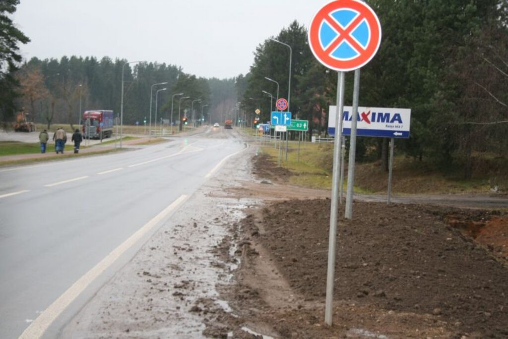 Iebraucot no Igaunijas Valkā, grūti ievērot un iegaumēt daudzās ceļa zīmes, kas uzstādītas cita aiz citas. Arī apstāties un rūpīgāk apskatīties nedrīkst, jo to neļauj pati pirmā ceļa zīme.
Autors: Aivars Zilbers