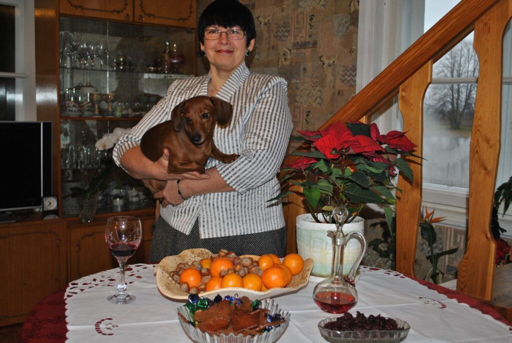 Blomēniete Ieva Drozda ticējumu par deviņiem ēdieniem Ziemassvētkos neievēro. Galvenais, - lai būtu sātīgs pamatēdiens! Desertam līdz ar citiem našķiem noder arī rieksti, kas ļoti garšo taksenītei Grejai.
Autors: Sandra Pētersone