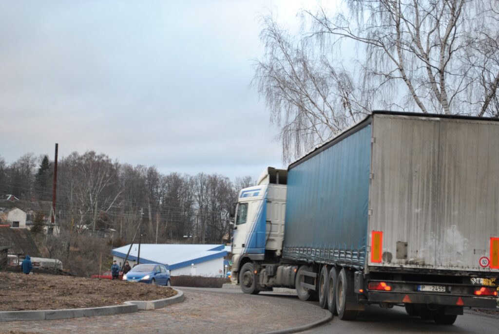  Jaunajā rotācijas aplī Smiltenē automašīnas, it īpaši smagie transportlīdzekļi, manevrēšanai var izmantot arī granīta bruģa joslu. Šoferi to uztver kā dekoratīvu elementu un norāda, ka ziemā slidens bruģis var izraisīt sānslīdi.
Autors: Sandra Pētersone