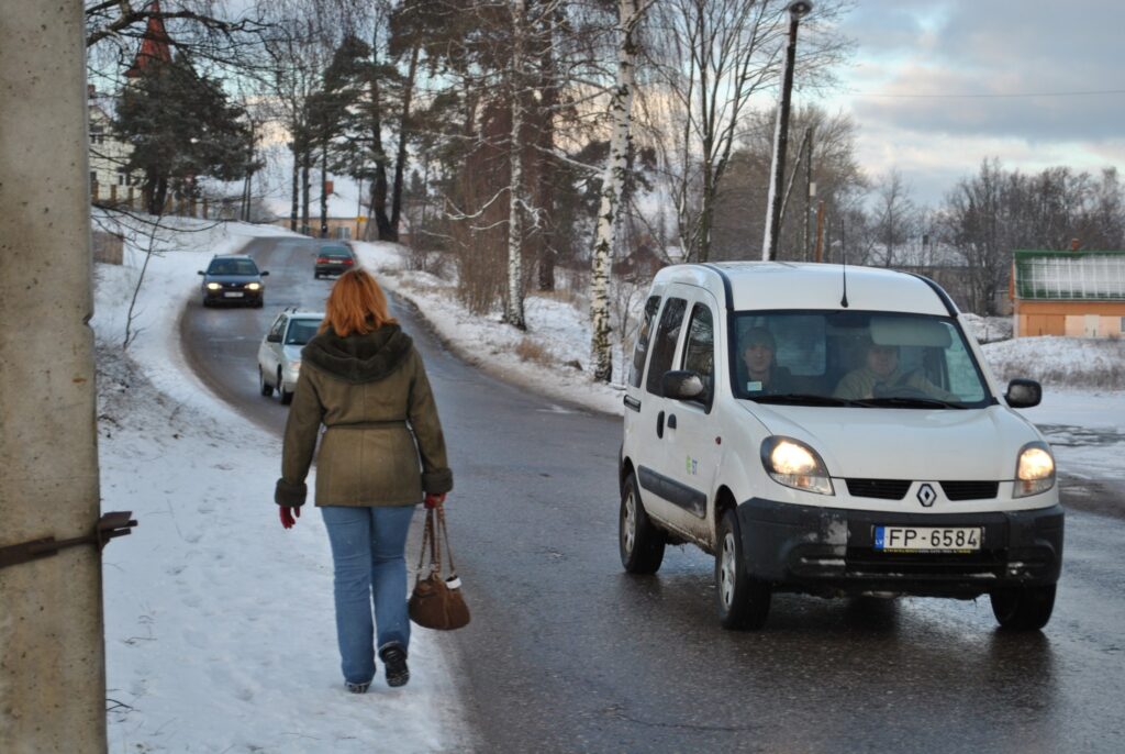 Smilteniete Sigita Karlsone ievērojusi, ka automašīnas cenšas gājējus apbraukt, tomēr ir ļoti jāuzmanās intensīvās satiksmes dēļ. 
Autors: Sandra Pētersone