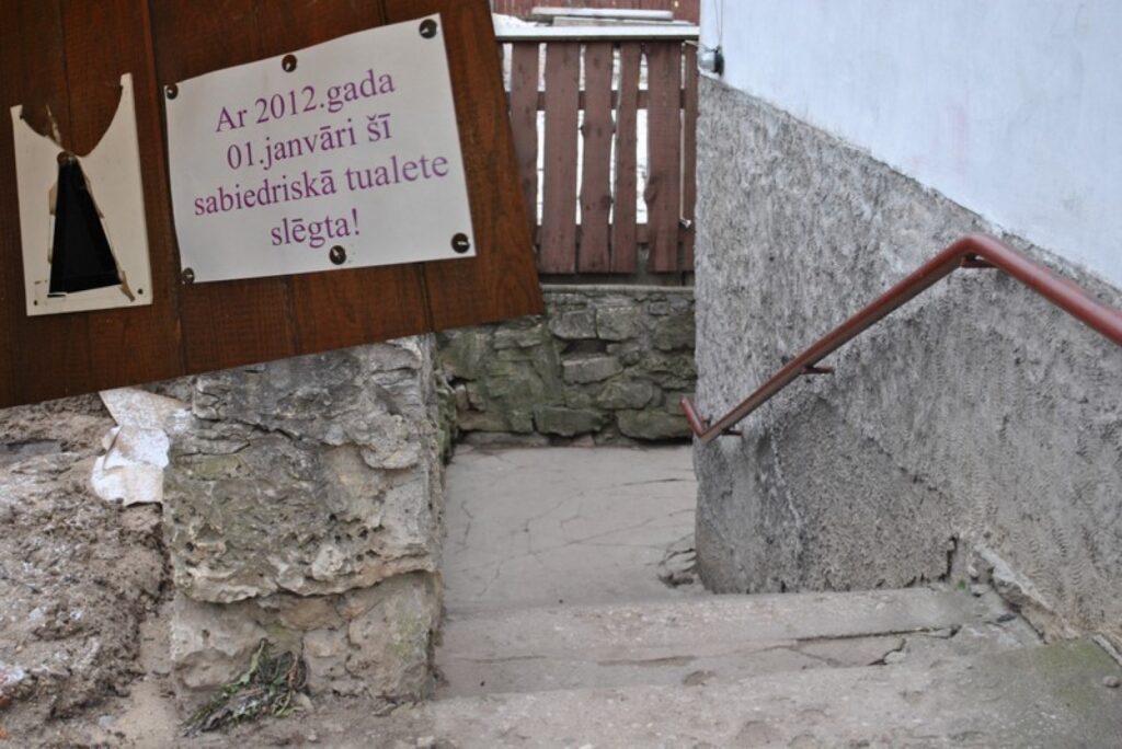 16 gadus sabiedriskās tualetes Smiltenē atradās ēkas pagrabstāvā blakus autoostai. Lai nokļūtu līdz tām, bija jādodas lejā pa kāpnēm, kas grūtības sagādāja cilvēkiem ar īpašām vajadzībām. Šobrīd uz tās durvīm piesprausta lapiņa uz kuras rakstīts: “Ar 2012. gada 1. janvāri šī sabiedriskā tualete slēgta!”.
Autors: Santa Sinka