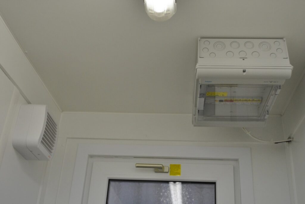 Gan sieviešu, gan vīriešu tualetē ir arī atverams logs un ventilators.
Autors: Santa Sinka