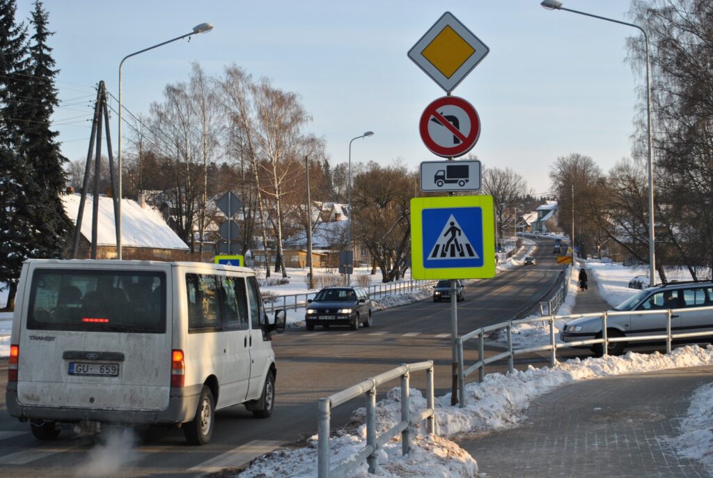 Aptaujātie autovadītāji uzskata, ka šajā krustojumā Smiltenē vajag luksoforus. Ko izlems pašvaldība? 
Autors: Sandra Pētersone