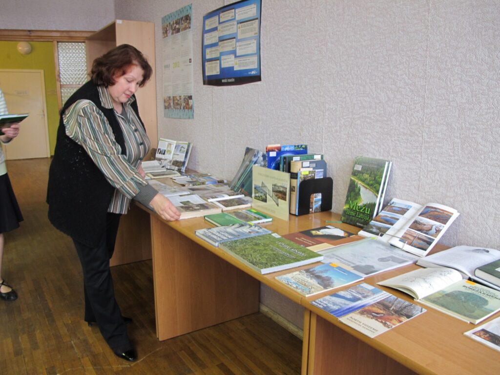 Ekspozīciju vērtē Valkas novada Centrālās bibliotēkas galvenā bibliogrāfe Irina Grīslīte.
Autors: Aldis Dubļāns
