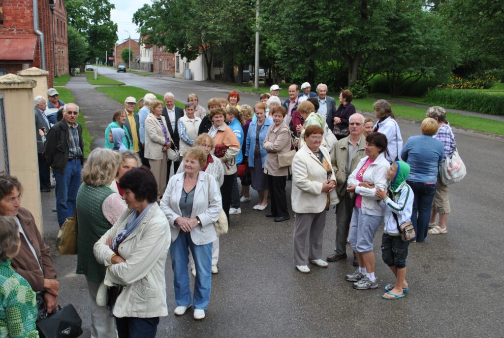 Mazliet līņā un drēgns - esam ieradušies Rūjienā un gaidām, kad iepriekšējā grupa beigs baudīt saldējumu.
Autors: Sarmīte Ozola