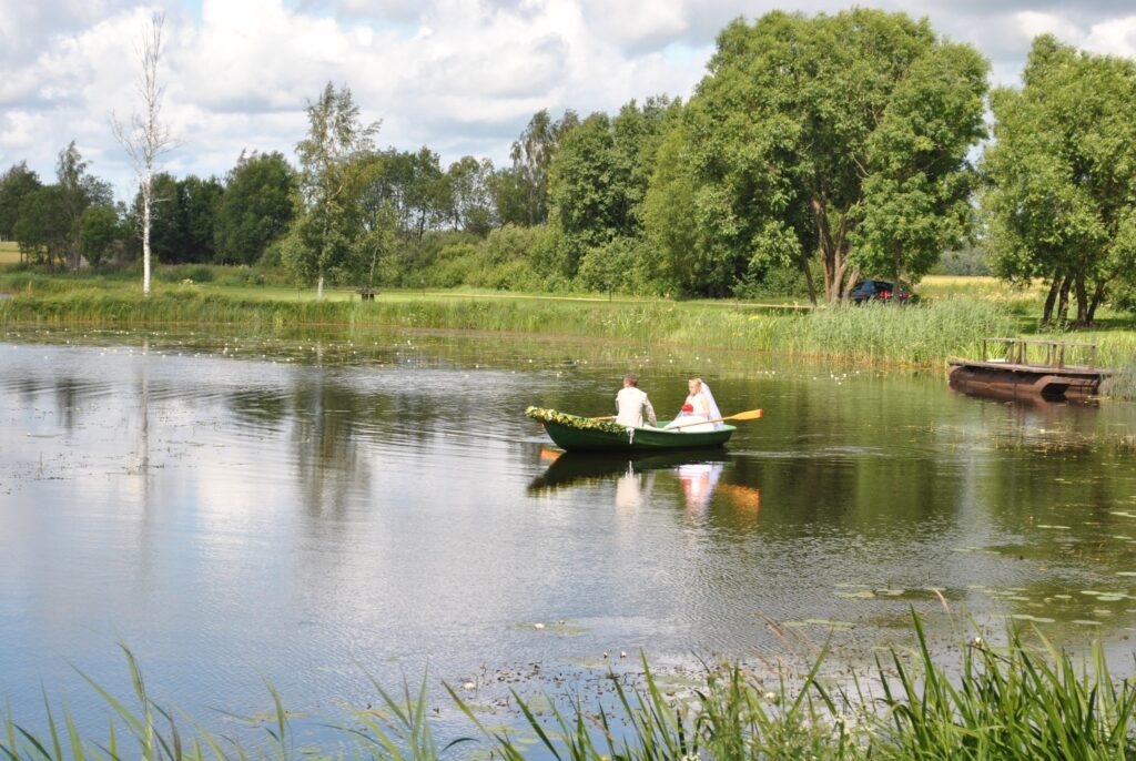 ..pavisam nejauši kļūstam teju par kāzu viesiem, jo Ķoņu dzirnavās tieši šajā brīdī notiek laulības..