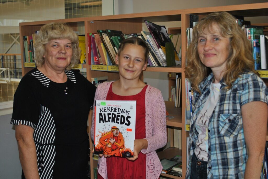Smiltenes bibliotēkas bērnu literatūras nodaļas bibliotekāre Ilze Nātre (no kreisās) iesaistījusi jaunizveidotās Vecāku žūrijas darbā bibliotēkas viscītīgākās lasītājas Elzas Bekmanes mammu Aiju Krūzi. Savukārt Elza ir Bērnu žūrijas eksperte kopš 1. klases.
Autors: Sandra Pētersone