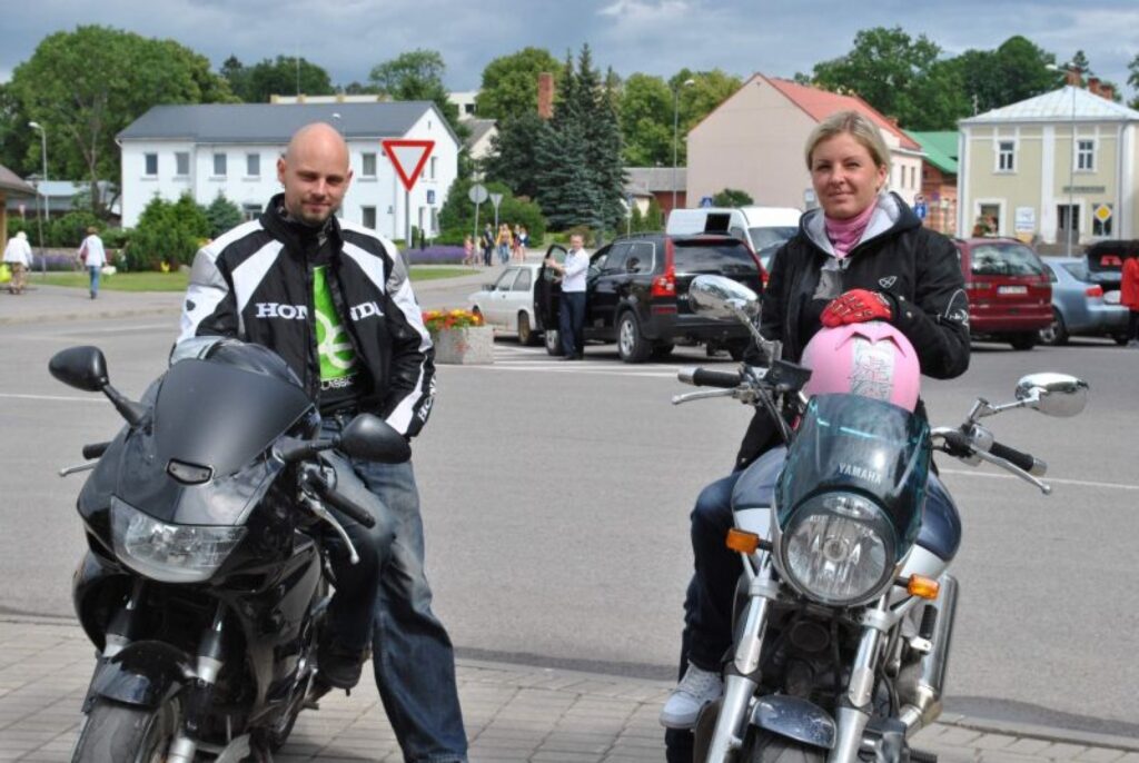  Gandrīz pēc divām nedēļām Smiltenē, Baznīcas laukumā, būs vērojams kārtīgs šovs, ko izpildīs streetbike freestyle komandas “Stuntfighters” dibinātājs Jānis Rozītis kopā ar sievu Sandru.
Autors: Santa Sinka