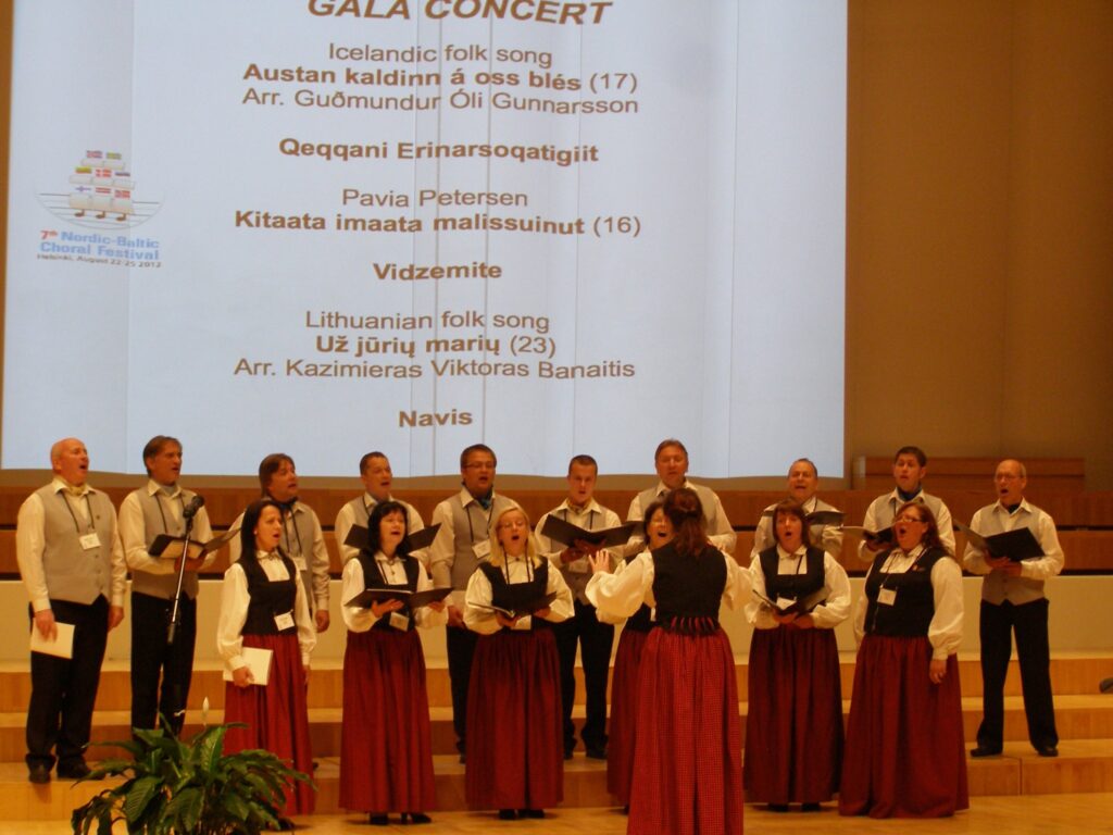 Smiltenes jauktais koris “Vidzemīte” ar savu emocionāli izjusto dziedājumu aizkustinājis klausītājus Helsinku galvenajā koncertzālē “Finlandia Hall”.
Autors: publicitātes foto