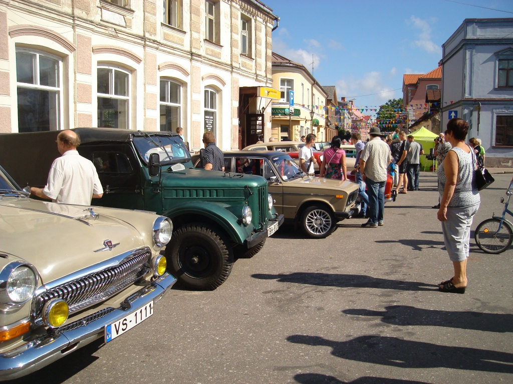 Pirmā pietura- Limbaži. Pilsētas svētkos retro automobīļu parāde.