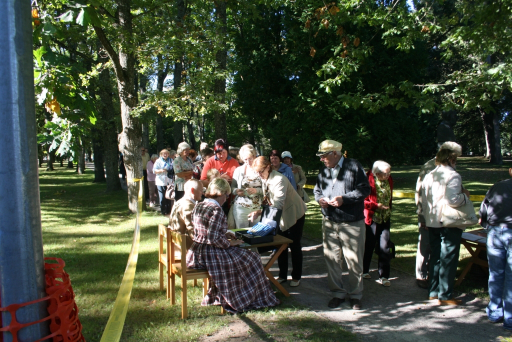 Igaunijas Lauksaimniecības muzejs - šodien liels pasākums, tāpēc nedaudz jāpastāv rindā. lai iegādātos ieejas biļetes. Saules rotaļas koku lapās visus padara "raibus".