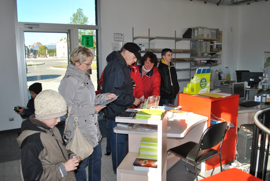 Esam ieradušies. Vispirms ielūkojamies Informācijas centrā, kur milzums bukletu, bukletiņu, karšu dažādās valodās, un viss par brīvu velti.