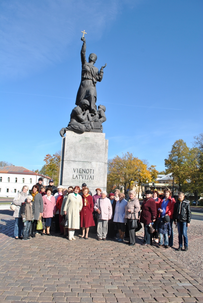 Māra!Foto piemiņai. Piemineklis „Vienoti Latvijai” ir atpazīstamākais Rēzeknes simbols. Šim piemineklim ir savs sarežģīts un traģisks liktenis, kas līdzinās Latgales liktenim...