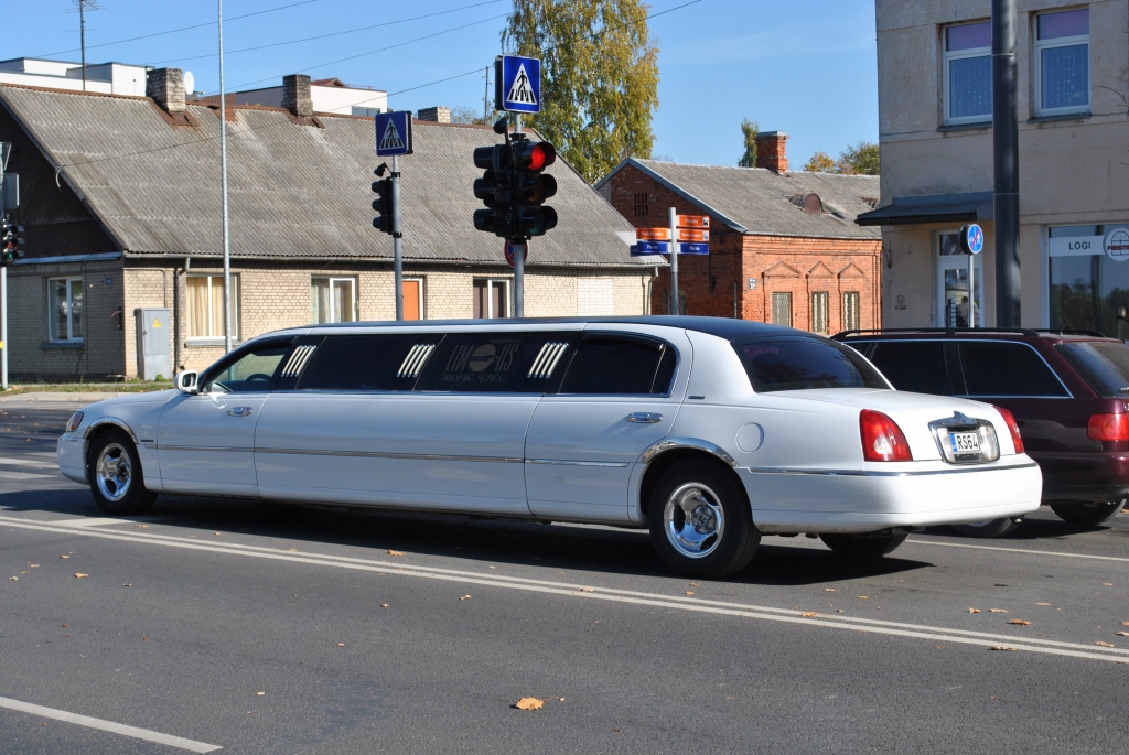 Rēzeknē viss liels, gan vēstniecība, gan auto...