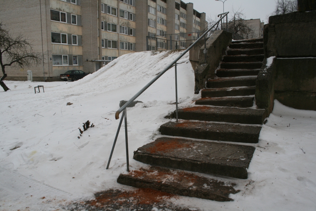 Valkā, Merķeļa ielas rajonā ir gan nenokaisītas, gan arī nokaisītas vietas. Īpaši satrauc tas, ka regulāri pilsētas ielu apsaimniekotāji ignorē Merķeļa ielas kalna kaisīšanu.