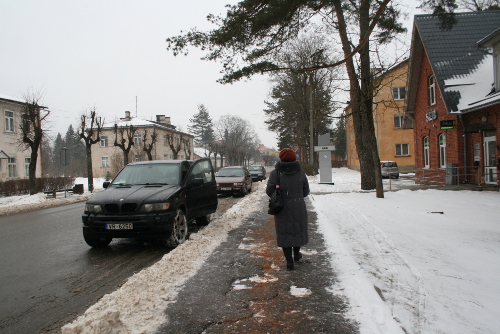 Valkā, Merķeļa ielas rajonā ir gan nenokaisītas, gan arī nokaisītas vietas. Īpaši satrauc tas, ka regulāri pilsētas ielu apsaimniekotāji ignorē Merķeļa ielas kalna kaisīšanu.