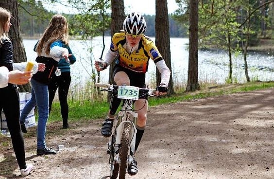  Trīs jaunie sporta skolas riteņbraucēji cīnījās M14 grupā zēniem. Šeit augsto piekto vietu izcīnīja Endijs Ramanis.  Mūsu  sportists, kurš startēja no piektā koridora,  41 kilometra garajā distancē pavadīja 1 stundu 56 minūtes un 22 sekundes, uzvarētājam Artūram Krastam zaudējot nedaudz vairāk par 12 minūtēm. 