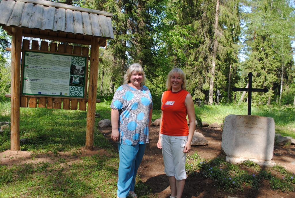  Par atjaunoto mācītāja Vāra atdusas vietu Palsmanes vecajos kapos Cirgaļu - Ūdrupes ceļa malā ir gandarītas projekta iniciatores Inita Zaharčuka (no kreisās) un Ilva Pētersone.