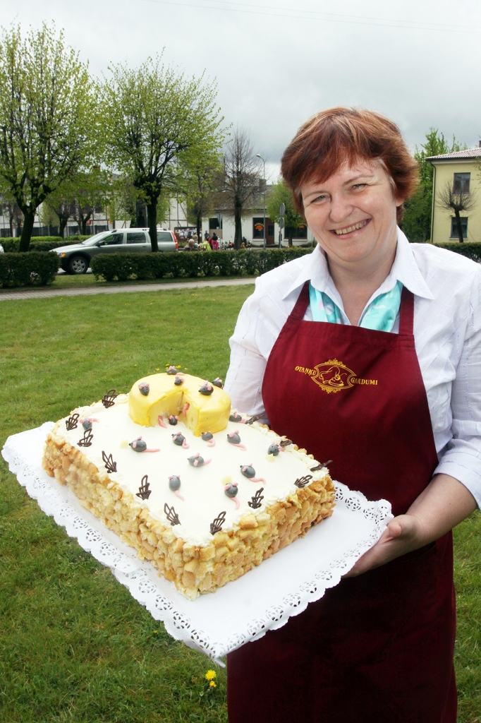 Līdzīgs konkurss nesen norisinājās Kurzemē. Piedāvājam foto ar kurzemnieču veikumu. Pārsla Kupše no Nīcas novada ar torti "Peļu prieks", kurā izmantots siers "Trikātas karaliskais".
Autors: PUBLICITĀTES