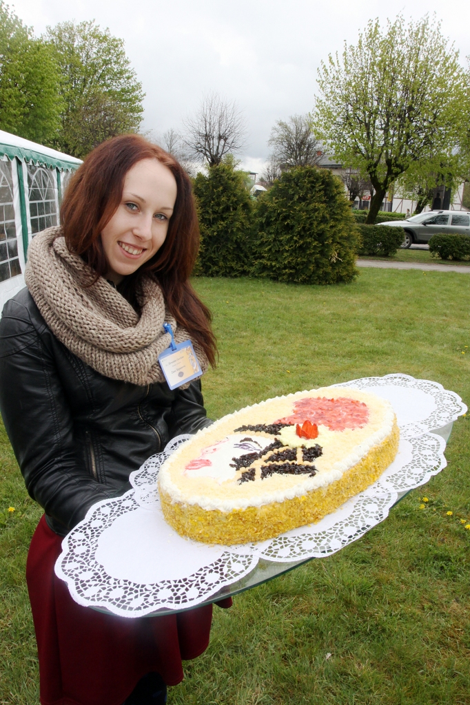 Līdzīgs konkurss nesen norisinājās Kurzemē. Piedāvājam foto ar kurzemnieču veikumu.2.vietas ieguvēja Zane Stepanova ar torti "Skrundas lēdija", siers Smiltenes MAAZDAMER"
Autors: PUBLICITĀTES