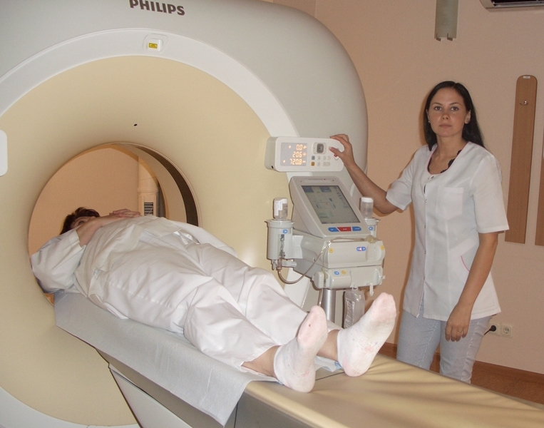 Vidzemes slimnīcas Diagnostiskās radioloģijas nodaļas vecākā radiologa asistente Agnese Perse veic izmeklējumu ar jauno datortomogrāfu