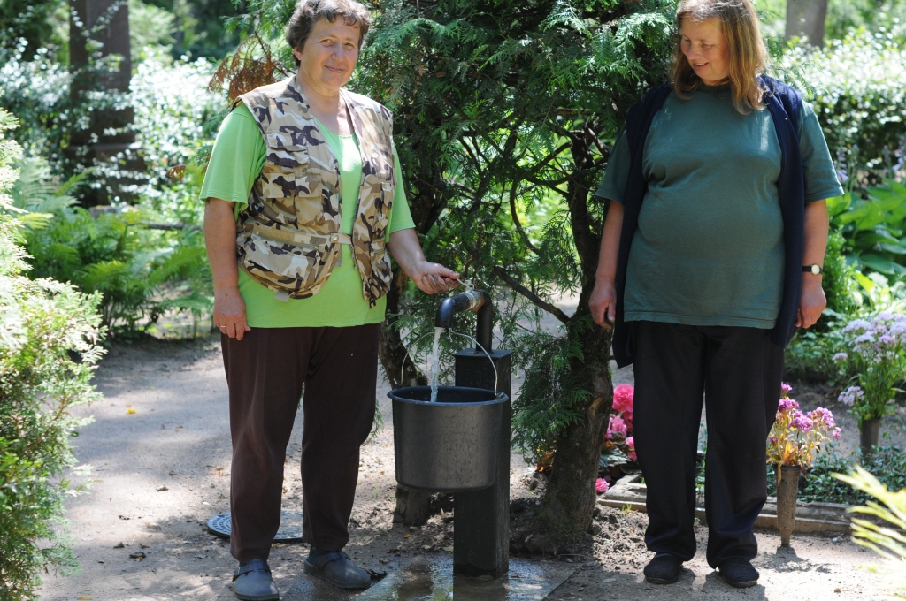 Smiltenes kapsēta šogad pirms kapu svētkiem piedzīvojusi lielas pārvērtības. Cilvēki priecājas par jaunajiem ūdens krāniem, teic “Smiltenes NKUP” kapu strādnieces Liesma Zālīte (no kreisās) un Anna Kuzmina.
Autors: SANDRA PĒTERSONE