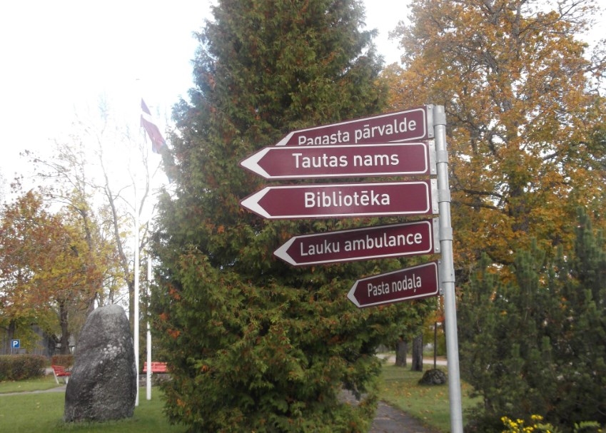 Pededzes pagasts atrodas Alūksnes novada Ziemeļaustrumos un robežojas ar Liepnas, Jaunalūksnes un Mārkalnes pagastiem, kā arī Krievijas Federāciju.
Pededzes pagasts ir ES ārējā robeža. Attālums līdz Alūksnei - 30 km, līdz Rīgai - 230 km.
Pagasta kopplatība ir 14201 ha, no kuriem 35 % sastāda lauksaimniecībā izmantojamā zeme. Mežs aizņem 58,1% no kopplatības. 142 km2 dzīvo 843 (01.01.2009) iedzīvotāji. Ņemot vērā pagasta atrašanās vietu, iedzīvotāju etniskais sastāvs ir īpašs: latvieši – 20%, krievi – 76%, cittautieši - 4%. Pededzē pārsvarā dzīvo šeit dzimušie krievi, tikai nedaudzi ir ienākuši pēc kara 1945.gadā. Apraksts, kas tapis 1935.gadā, vēsta, ka Pededzē iedzīvotāju nacionālais sastāvs bijis 50% latviešu un 50% krievi.
Autors: Sarmīte Ozola