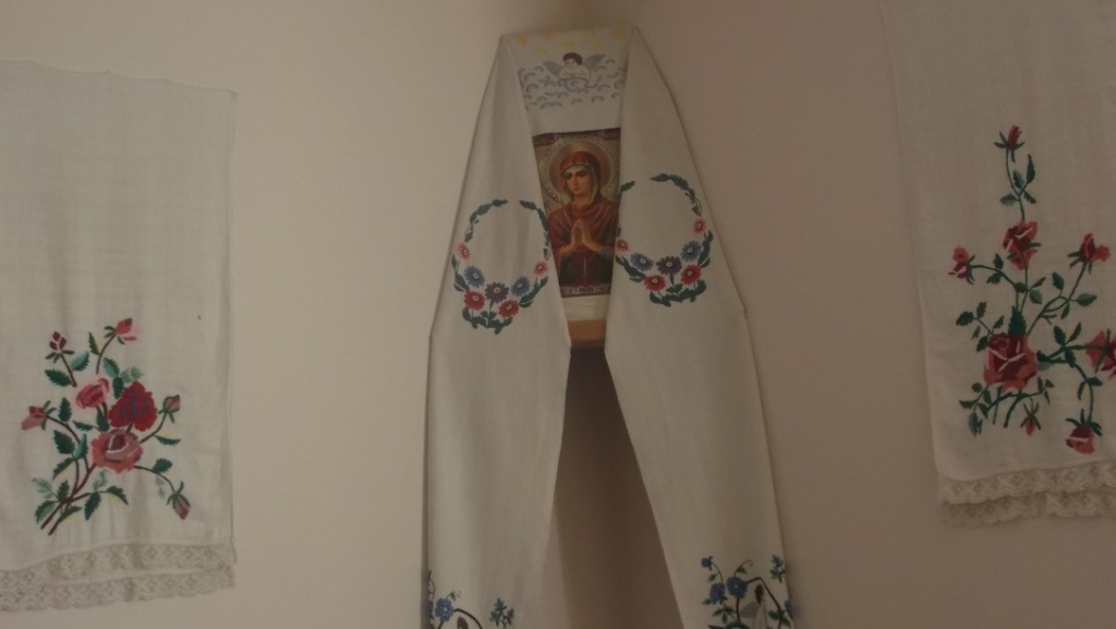 Pededzes muzejs, kur viena istaba iekārtota etnogrāfiskā stilā, parādot kā pagastā sadzīvoja krievu, latviešu un nedaudz arī igauņu kultūras. Otrā telpa domāta izstādēm, kur mainītas ekspozīcijas. 
Autors: Sarmīte Ozola