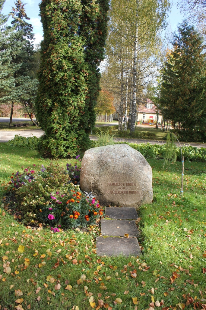 Pededzes pamatskola uzcelta 1938.gadā pēc arhitekta Indriķa Blankenburga projekta. Pie skolas aug Prezidenta Kārļa Ulmaņa stādītais ozols, kuru Valsts prezidents iestādīja 1938.gada 29.maijā, piedaloties skolas pirmajā izlaidumā. 
Autors: Biruta Kritnere