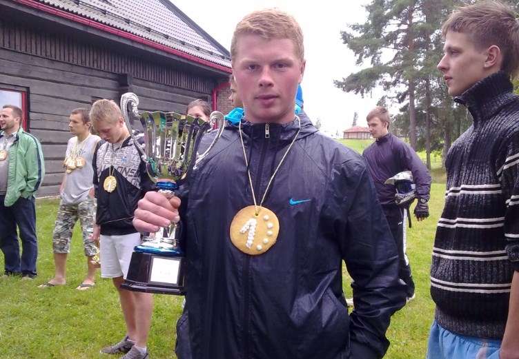 Lauris ar kausu, kas iegūts kopā ar dzimtā novada atpūtas kompleksa „Lācītes” futbola komandu. 
Autors: no personīgā arhīva