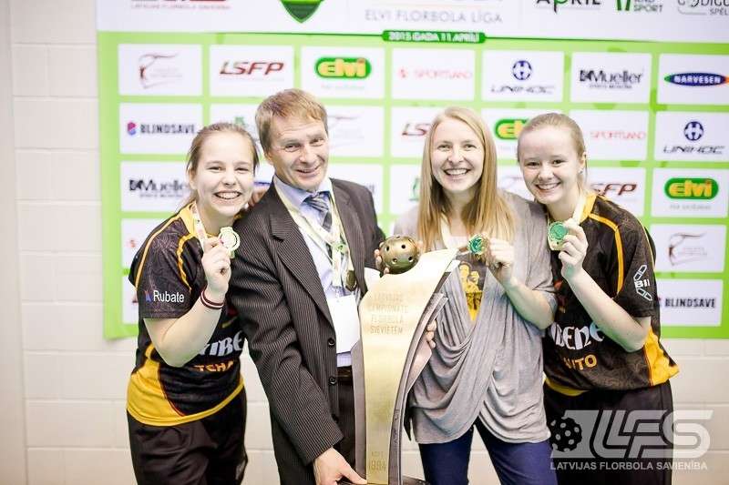 Pēc Latvijas čempiontitula iegūšanas “Elvi florbola līgā” “Rubenes” komandas dalībniece smilteniete Rebeka Laure (pirmā no kreisās) kopā ar treneriem Jāni Daini un Zeltīti Bankavu un talantīgo komandas biedreni Lauru Gaugeri.
Autors: LATVIJAS FLORBOLA SAVIENĪBA