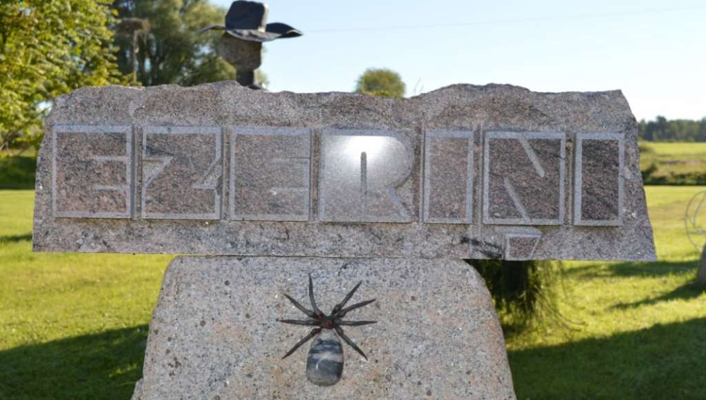 Pirmā pietura: Cik reizes nav steigā pabraukts garām, dodoties uz Rīgu. Šoreiz stājam malā un ejam uzzināt, kas šeit notiek...
Autors: Sarmīte Ozola