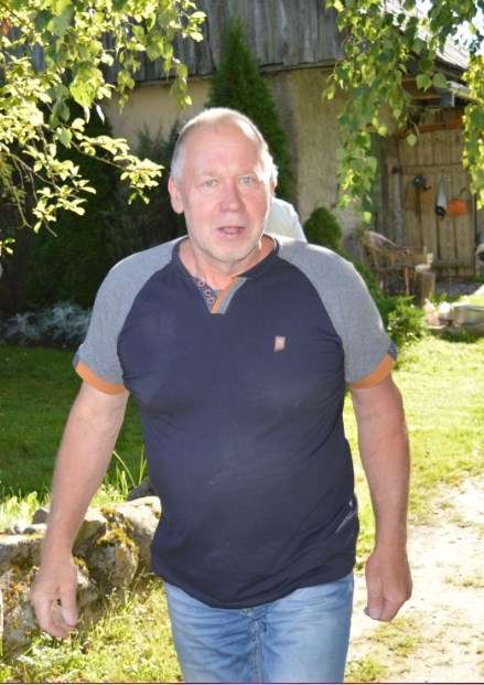 Uzņēmuma īpašnieks Aivars Kerliņš savā būtībā ir ar mākslinieka dvēseli, tāpēc viņš saprata, ka akmens nav tikai vienkārši akmens – tas spēj dzīvot dažādas dzīves, tam spēj pukstēt akmens sirds vai izaugt spārni. Gandrīz 20 gadus, krājot pieredzi un, protams, tikai Latvijā atrodamus īpaši skaistus laukakmeņus, darbnīcā amatnieku rokās dažādas formas un krāsas akmeņi pārtop par neatkārtojamiem dizaina elementiem. Daļa dabas veidoto laukakmeņu ir tādi, uz kuriem vērīgi paskatoties no konkrēta rakursa jau saredzams kaut kas atpazīstams, bet citi akmeņi ar lielu gādību un mīlestību jāapstrādā, tiem jāpieliek kāda metāla detaļa, lai tie savā akmens dvēselē taptu līdzīgi kādai dzīvai radībai – augam vai dzīvniekam.
Autors: Sarmīte Ozola