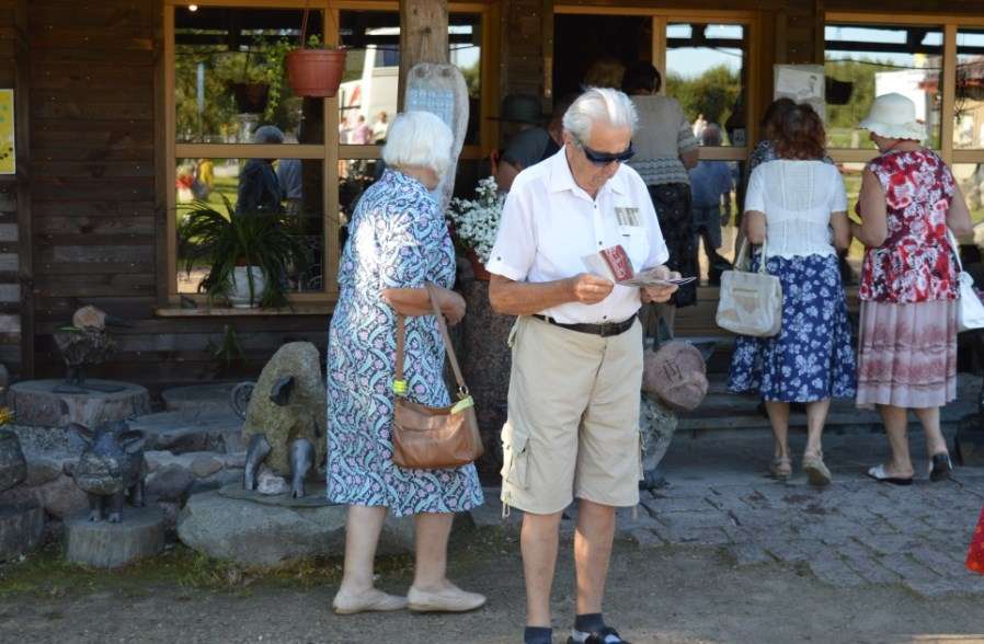 Latvijā ir mazs, omulīgs veikaliņš – radošā darbnīca “Ezeriņi”, kas ne tikai pats vēstī par Latvijas vēsturi, bet kurā ir iespēja apskatīt un iegādāties šos unikālos mākslinieka un amatnieku darbus.
Autors: Sarmīte Ozola