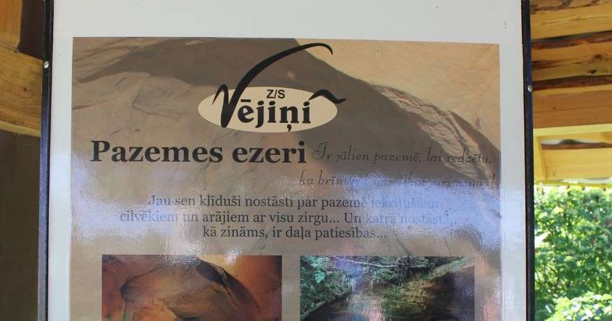 Straupē atrodas vienīgie zināmie pazemes ezeri ne tikai Latvijā, bet arī Baltijā. Pazemes ezeri radušies, pazemes avotiem izskalojot tukšumus un alas. Turklāt saistībā ar tiem jau kopš laiku laikiem klīst nostāsti par pazemē iekritušiem cilvēkiem un arājiem ar visu zirgu. Straupē starp lielajiem pazemes tukšumiem (karsta kritenēm) un ezeru pamatiem ir tikai 6 m biezs, nedrošs smilšakmeņu un kvartāra nogulumu pārsegs, tādēļ tos dēvē arī par bīstamajiem ezeriem jeb alām. /http://www.visitlatvia.lv//
Autors: Sarmīte Ozola