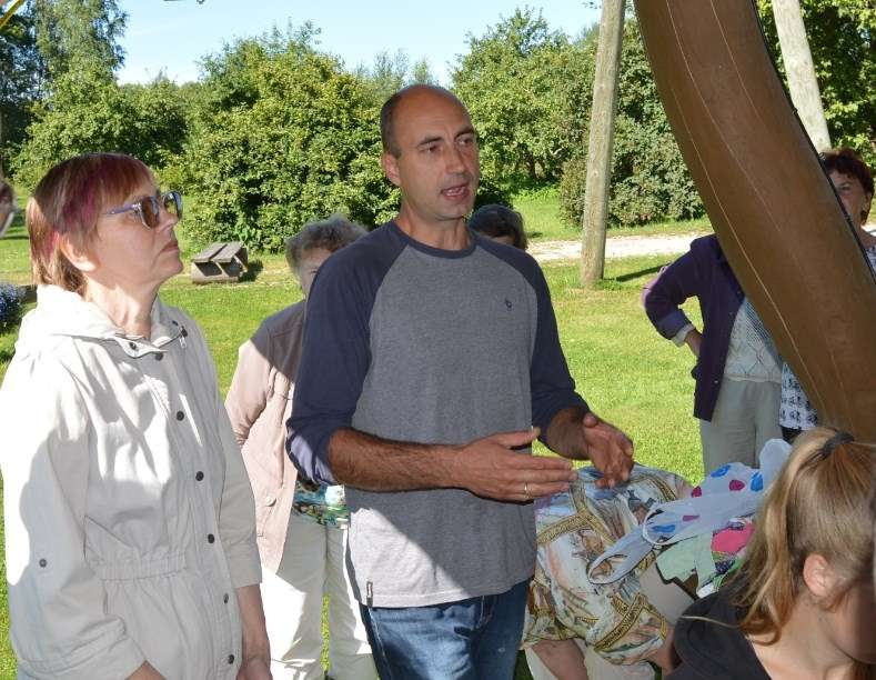 Pazemes alu garums Straupē sasniedz vairākus desmitus metru, taču kritenes rāda, ka kopējā pazemes alu un ezeru sistēma ir daudz lielāka - vismaz 3 ha plaša. Pazemes ezeru pamatā ir unikāla pazemes alu sistēma ar diviem galvenajiem elementiem – Vējiņu jeb Urtānu alu un Ezeralu. Vējiņu (Urtānu) alas kopējais garums ir 42 m, tā atrodas pie pašas Braslas upes un palu laikā applūst. Ezeralas kopējais garums ir 48 m, un tās kupola griestu augstums sasniedz 3 m. Tā ir unikāla alu sistēma ar pazemes strautu un diviem pazemes ezeriem. http://www.visitlatvia.lv//
Autors: Sarmīte Ozola