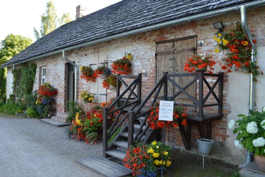 Romantisks pils parka nostūris ar dzirnavu ēku, kurā ierīkota kafejnīca, bet esam mazliet par vēlu.Šeit apmeklētājus gaida līdz 18.00.
Autors: Sarmīte Ozola