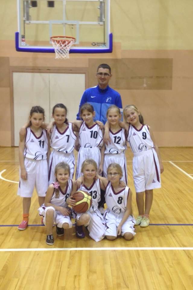 Smiltenes sporta skolas meiteņu komanda  sekmīgi startējusi basketbola turnīra “Kārums kauss” sabraukumā U-10 grupā.  Komandā spēlē Elvita Kurilika (1. rindā no kreisās), Annija Sīpola, Džeina Ikkerte, Laura Vilka  (2. rindā no kreisās), Samanta Dāboliņa, Aivita Meinerte, Evelīna Daldere, Līva Ragovska  kopā ar treneri Dzintaru Ziediņu.             
Autors: no personīgā arhīva