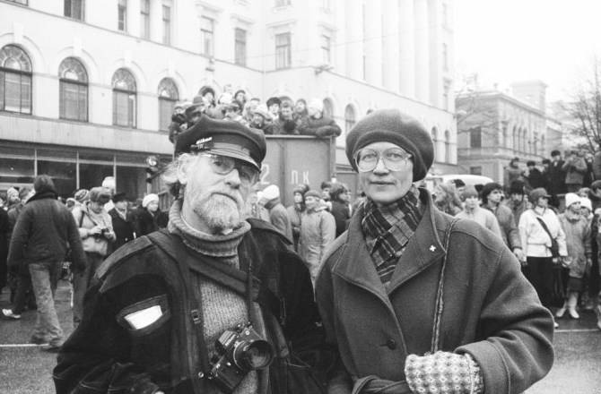 Māra Brašmane sastop kolēģi Juri Bindi barikāžu laikā janvārī. 
Autors: no personīgā arhīva