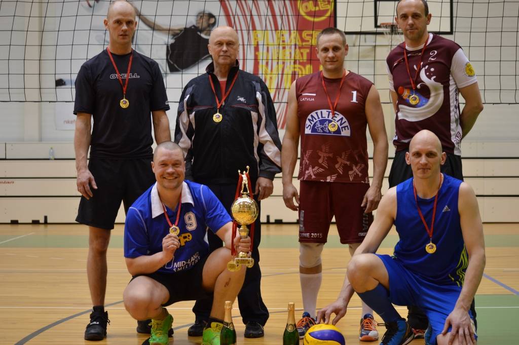 Smiltenes novada čempionātā volejbolā uzvarēja komanda “Mid-Land/Smiltenes piens”. Komandā spēlēja Jānis Lapiņš (1. rindā no kreisās), Normunds Liepa, Rinārs Teters (2. rindā no kreisās), Kārlis Lapiņš, Janeks Ekurs un Egils Mūrnieks. Nauris Anderšmits fotografēšanās brīdī nebija klāt.
