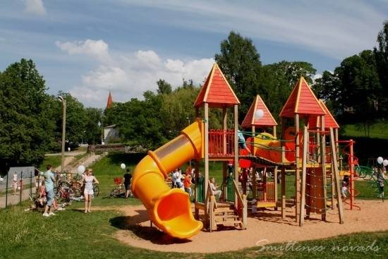 Rotaļu laukums Ceļinieku parkā
Autors: smiltene.lv
