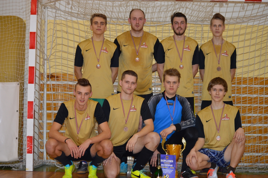 Trešajā vietā ierindojās Smiltenes novada komanda “Skorpions”: 1. rindā no kreisās Sandis Eglītis, Gints Zuika, Lauris Kordulis, Raijens Kreitūzis, 2. rindā no kreisās Edgars Kvitka, Arnis Platpīrs, Elvis Freimanis, Rinalds Kaņipovs. Klāt nav Mareks Rudzītis.